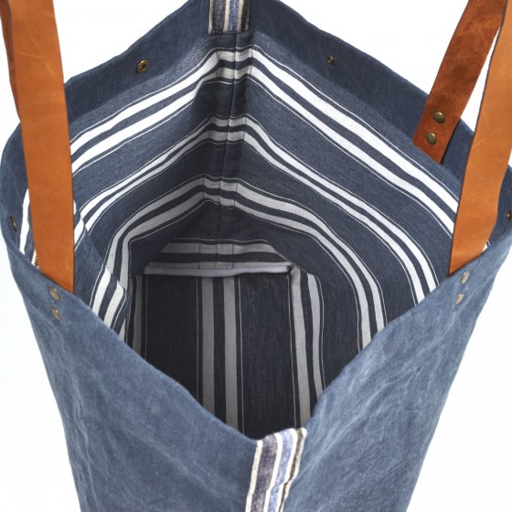 striped lining of linen shoulder bag in dark blue Belgian linen